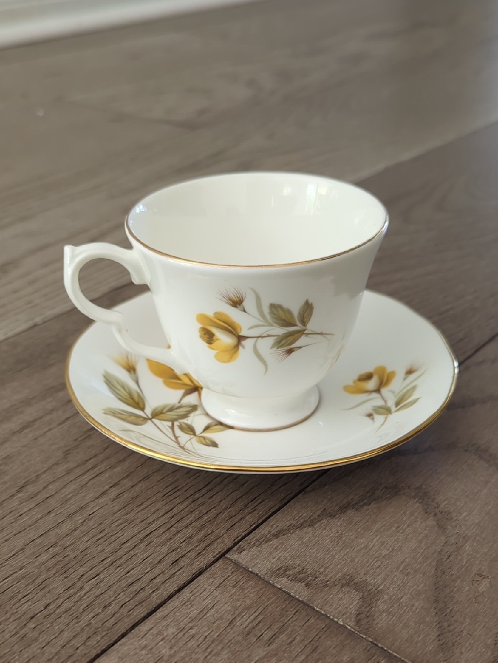 ✨ Vintage 1960s Queen Anne Fine Bone China Teacup & Saucer Set ✨